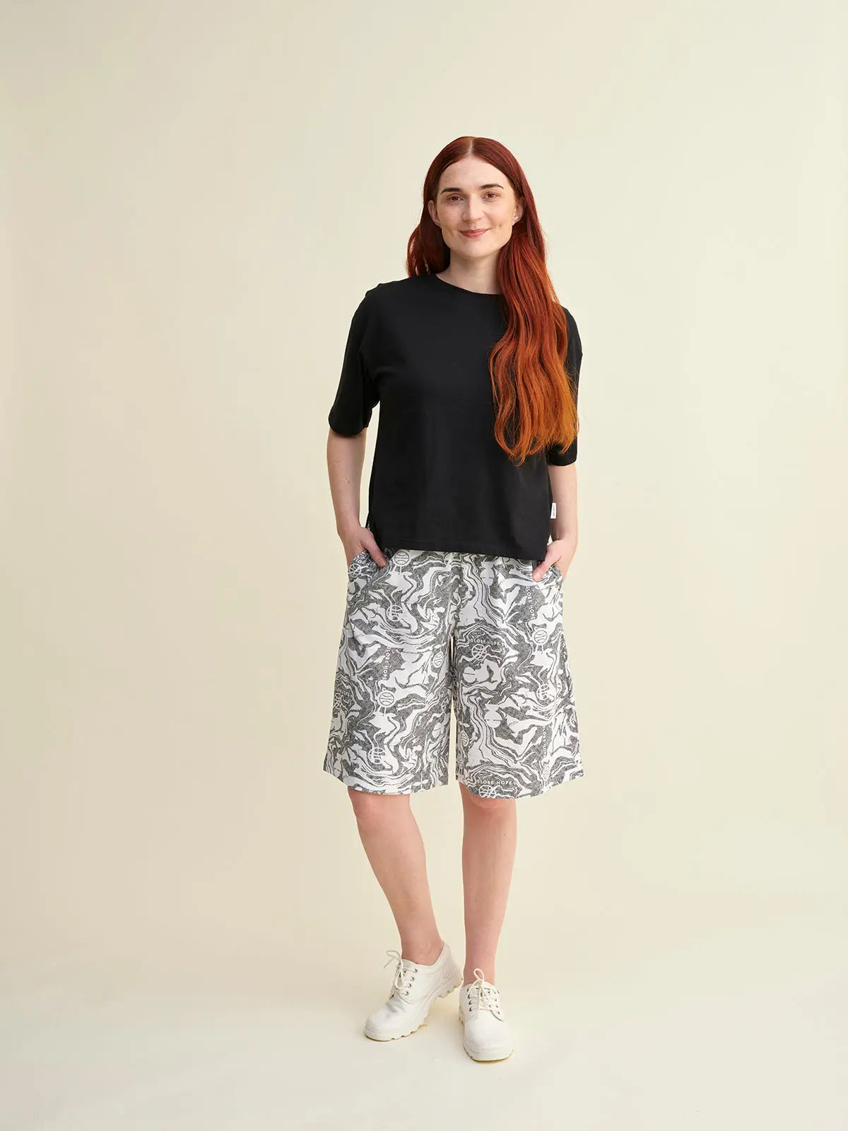 LIETUKKA shortsit, mustavalkoprintti Globe Hope
